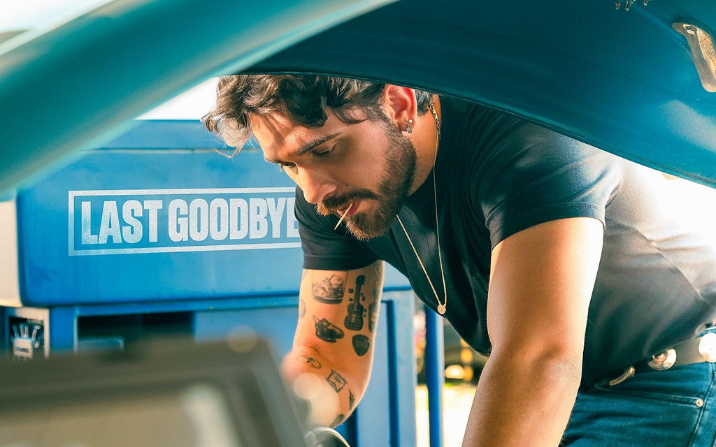 Gustavo Mioto estreia clipe de “Last Goodbye” em rede nacional e marca início de jornada internacional